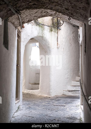 Blanc étroit passage dans la ville d'Amalfi, sur la côte amalfitaine, en Italie. Banque D'Images