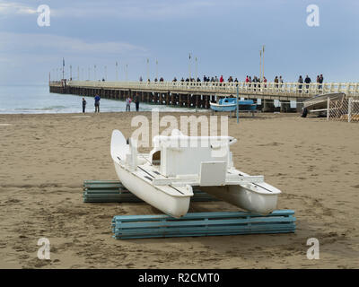 Forte dei Marmi , Italie .. novembre 01, 2018 : célèbre jetée et barque traditionnelle appelée patino Banque D'Images