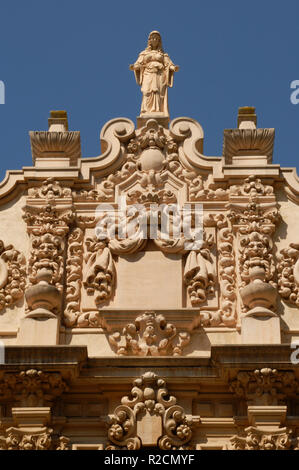 Les détails architecturaux et de sculptures à l'extérieur de la Casa del Prado (bâtiment de la reconstruction historique) dans Balboa Park à San Diego, Californie. Banque D'Images