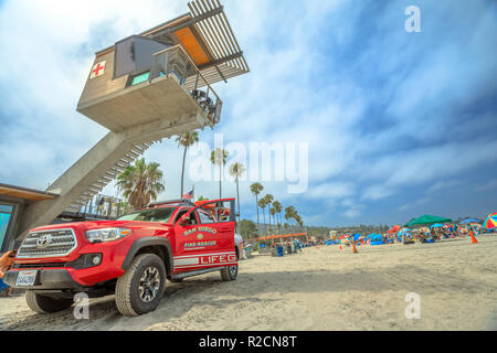 La Jolla, California, United States - 3 août 2018 : Incendie-sauvetage sauveteur américain sur le sable de la plage de La Jolla à San Diego sous lifeguard tower station sur la côte du Pacifique. Ciel bleu, la saison d'été. Banque D'Images