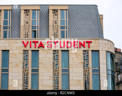 Signe nom en rouge de Vita chambres d'étudiants, Newcastle upon Tyne, England, UK Banque D'Images