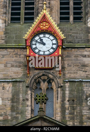 Horloge en bois orné inhabituelle sur flèche de cathédrale Saint-Nicolas, Newcastle upon Tyne, England, UK Banque D'Images