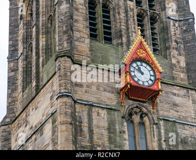 Horloge en bois orné inhabituelle sur flèche de cathédrale Saint-Nicolas, Newcastle upon Tyne, England, UK Banque D'Images