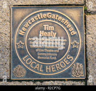 Plaque de bronze en l'honneur et Newcastle Gateshead inspirant les gens de ces 60 dernières années, Tim Healy, quai. Newcastle Upon Tyne, England, UK Banque D'Images