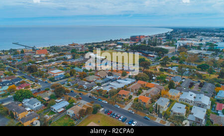 Vue aérienne de Frankston suburb et jetée sur le littoral de la baie de Port Phillip, Melbourne, Australie Banque D'Images