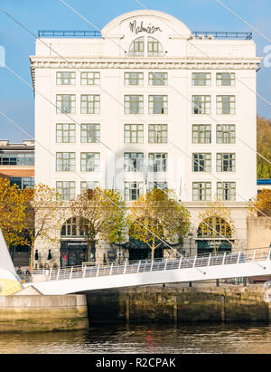 Malmaison Hotel et Gateshead Millennium Bridge, le quai, Rivière Tyne, Newcastle upon Tyne, England, UK Banque D'Images