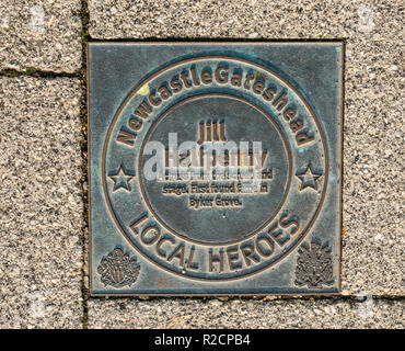 Plaque de bronze en l'honneur et Newcastle Gateshead inspirant les gens de ces 60 dernières années, Jill Halfpenny, quai. Newcastle Upon Tyne, England, UK Banque D'Images