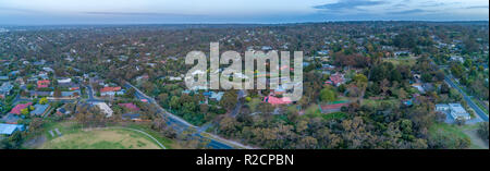 Large panorama de l'antenne de Frankston South suburb au crépuscule. Melbourne, Victoria, Australie Banque D'Images