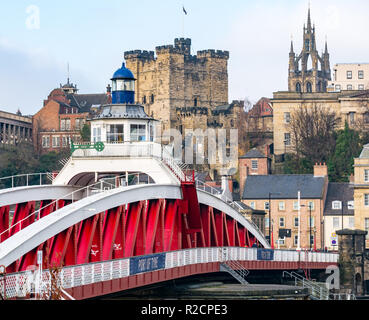 Vieux pont tournant, avec château et cathédrale St Nicholas spire, Rivière Tyne, Newcastle upon Tyne, England, UK Banque D'Images