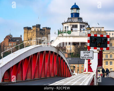 Vieux pont tournant, avec château et cathédrale St Nicholas spire, Rivière Tyne, Newcastle upon Tyne, England, UK London, England, UK Banque D'Images