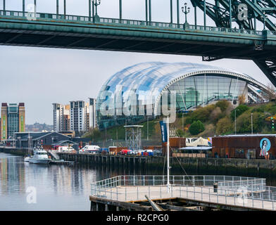 Voir sous pont Tyne de Sage Gateshead culture centre, immeuble Rver Tyne, Newcastle upon Tyne, England, UK Banque D'Images