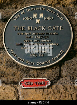 Plaque murale ronde trail de la ville à la Porte Noire, passerelle, Château de Newcastle Newcastle upon Tyne, England, UK Banque D'Images