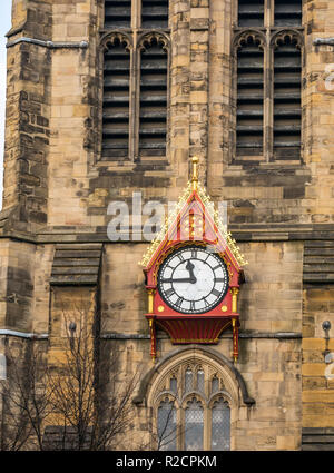 Horloge en bois orné inhabituelle sur flèche de cathédrale Saint-Nicolas, Newcastle upon Tyne, England, UK Banque D'Images