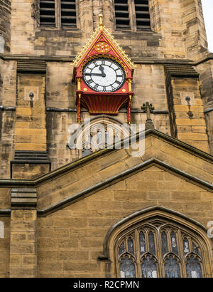 Horloge en bois orné inhabituelle sur flèche de cathédrale Saint-Nicolas, Newcastle upon Tyne, England, UK Banque D'Images