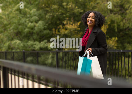 Belle African American Woman walking et le shopping. Banque D'Images