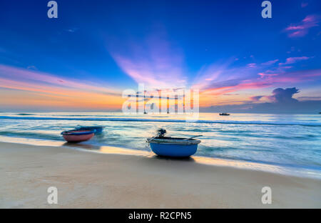 Panier bateau avant l'aube comme le soleil se lève lentement pour exprimer le reste de la saison quand les pêcheurs pêchent, languissent en attendant d'être mis en mer Banque D'Images