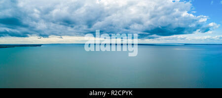 Nuages de pluie sur l'eau calme - vaste panorama aérien minimaliste with copy space Banque D'Images