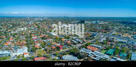 Large panorama de l'antenne d'Oakleigh suburb avec Melbourne CBD d'immeubles de grande hauteur dans la distance Banque D'Images