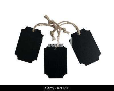 Trois cases vides en bois noir tag attaché avec corde marron isolé sur fond blanc et autour du coin du rectangle avec des chemins de détourage Banque D'Images
