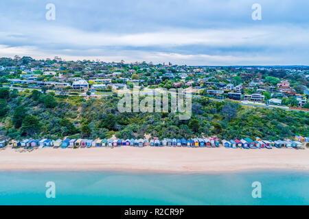 Vue aérienne de la ville pittoresque de cabanes de plage sur la plage de moulins à Mornington, Victoria, Australie Banque D'Images