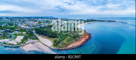 Large panorama de l'antenne de la belle péninsule de Mornington littoral et pier Banque D'Images