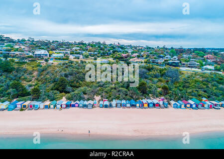 Vue aérienne de cabines colorées sur les moulins Beach à Mornington, Victoria, Australie Banque D'Images