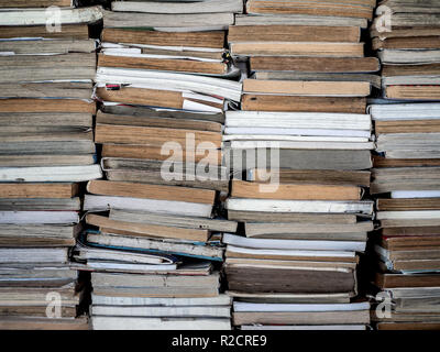 Pile de vieux livres de fond. Banque D'Images