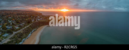 Coucher du soleil rougeoyant sur Port Phillip Bay en Australie - panorama Banque D'Images