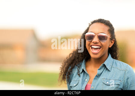 Portriat d'une jeune adolescente de rire. Banque D'Images