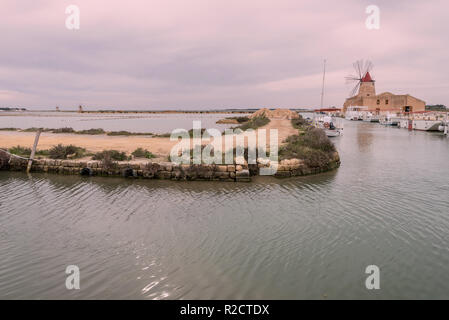 Les moulins à vent près de Marsala sel dans l'ouest de la Sicile, Italie Banque D'Images