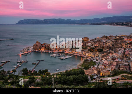 Coucher de soleil sur Castellammare del Golfo en Sicile, Italie Banque D'Images