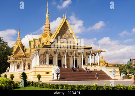 Salle du Trône du 20e siècle orné (1917) au Royal Palace complexe de touristes en visite sur les mesures. Phnom Penh, Cambodge, Asie du sud-est Banque D'Images