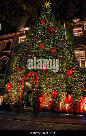 Londres, Royaume-Uni. 18 Nov, 2018. Annabel's Mayfair club privé entrée de style d'arbre de Noël la décoration. Credit : JOHNNY ARMSTEAD/Alamy Live News Banque D'Images