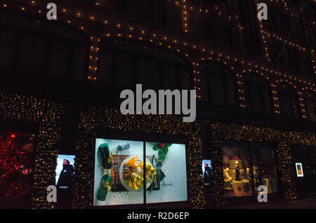 Londres, Royaume-Uni, 18 novembre 2018 lumières de Noël Harrods et vitrines Crédit : JOHNNY ARMSTEAD/Alamy Live News Banque D'Images