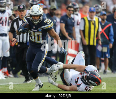 Carson, CA. 18 Nov, 2018. Los Angeles Chargers Austin running back # 30 Ekeler le bannissement de Denver Broncos secondeur intérieur Josey Jewell # 47 au cours de la NFL Denver Broncos vs Los Angeles Chargers au Stubhub Center de Carson, Ca, le 18 novembre 2018 (Photo par Jevone Moore) Credit : csm/Alamy Live News Banque D'Images
