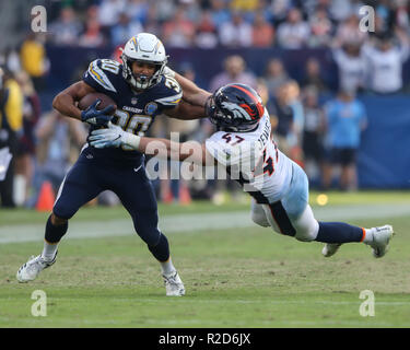 Carson, CA. 18 Nov, 2018. Los Angeles Chargers tournant retour Austin Ekeler # 30 après une prise d'armement tout droit Denver Broncos secondeur intérieur Josey Jewell # 47 au cours de la NFL Denver Broncos vs Los Angeles Chargers au Stubhub Center de Carson, Ca, le 18 novembre 2018 (Photo par Jevone Moore) Credit : csm/Alamy Live News Banque D'Images