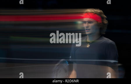 Londres, Royaume-Uni. 18 Nov, 2018. Alexander Zverev de l'Allemagne réagit au cours de la des célibataires finale contre Novak Djokovic, de la Serbie au cours de la journée 8 Nitto 2018 ATP World Tour finals à l'O2 Arena de Londres, Grande-Bretagne, le 18 novembre 2018. Alexander Zverev a gagné 2-0. Credit : Han Yan/Xinhua/Alamy Live News Banque D'Images