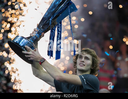 Londres, Royaume-Uni. 18 Nov, 2018. Alexander Zverev d'Allemagne célèbre avec le trophée après la finale des célibataires contre Novak Djokovic de Serbie Pendant Jour 8 de la 2018 Nitto ATP World Tour finals à l'O2 Arena de Londres, Grande-Bretagne, le 18 novembre 2018. Alexander Zverev a gagné 2-0. Credit : Han Yan/Xinhua/Alamy Live News Banque D'Images