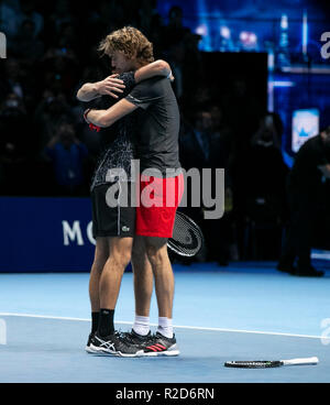 Londres, Royaume-Uni. 18 Nov, 2018. Novak Djokovic (L) de la Serbie félicite Alexander Zverev d'Allemagne après la journée finale pendant 8 de la Nitto 2018 ATP World Tour finals à l'O2 Arena de Londres, Grande-Bretagne, le 18 novembre 2018. Alexander Zverev a gagné 2-0. Credit : Han Yan/Xinhua/Alamy Live News Banque D'Images