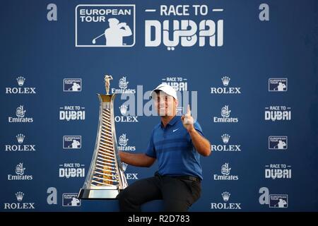 Dubaï, Émirats arabes unis. 18 Nov, 2018. L'Italie Francesco Molinari pose avec le trophée Race to Dubai pendant quatre jours de la DP World Tour Championship à Jumeirah Golf Estates à Dubaï, Émirats arabes unis, le 18 novembre 2018. Credit : Mahmoud Khaled/Xinhua/Alamy Live News Banque D'Images