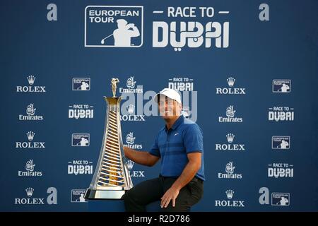 Dubaï, Émirats arabes unis. 18 Nov, 2018. L'Italie Francesco Molinari pose avec le trophée Race to Dubai pendant quatre jours de la DP World Tour Championship à Jumeirah Golf Estates à Dubaï, Émirats arabes unis, le 18 novembre 2018. Credit : Mahmoud Khaled/Xinhua/Alamy Live News Banque D'Images