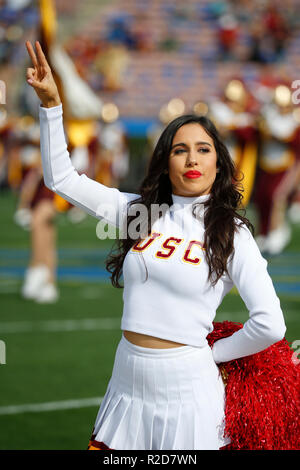 17 novembre 2018, au cours de la cheerleader USC Trojans match de football entre les USC Trojans et l'UCLA Bruins au Rose Bowl de Pasadena, Californie. Charles Baus/CSM Banque D'Images