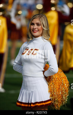 17 novembre 2018, au cours de la cheerleader USC Trojans match de football entre les USC Trojans et l'UCLA Bruins au Rose Bowl de Pasadena, Californie. Charles Baus/CSM Banque D'Images