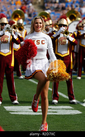 17 novembre 2018, au cours de la cheerleader USC Trojans match de football entre les USC Trojans et l'UCLA Bruins au Rose Bowl de Pasadena, Californie. Charles Baus/CSM Banque D'Images