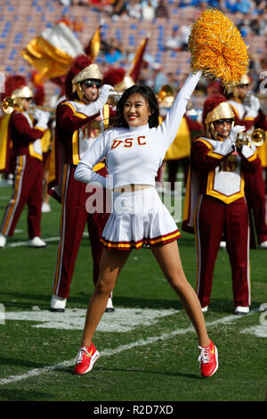 17 novembre 2018, au cours de la cheerleader USC Trojans match de football entre les USC Trojans et l'UCLA Bruins au Rose Bowl de Pasadena, Californie. Charles Baus/CSM Banque D'Images