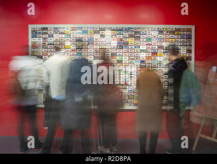 Beijing, Chine. 18 Nov, 2018. Les visiteurs regarder un mur de vintage k7 affichée à une grande exposition pour commémorer le 40e anniversaire de la réforme et de l'ouverture qui a eu lieu au Musée national de Chine à Beijing, capitale de Chine, le 18 novembre 2018. L'exposition a attiré plus de 190 000 visiteurs depuis son ouverture le 13 novembre. Credit : Cai Yang/Xinhua/Alamy Live News Banque D'Images