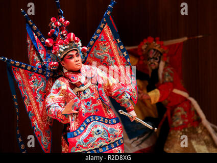 New York, USA. 16 Nov, 2018. Xu Qiushi à partir de l'Institut Confucius d'opéra chinois (CICO) à Binghamton University (BU) effectue pendant le spectacle intitulé 'Amazing' Opéra chinois à l'Université de Buffalo de Buffalo city de l'État de New York, États-Unis, 16 novembre 2018. Pour aller avec fonctionnalité : l'Opéra de Pékin ancienne trouve de nouveaux fans à New York. Credit : Wang Ying/Xinhua/Alamy Live News Banque D'Images