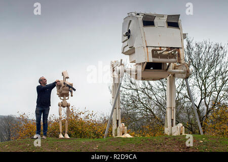 Ashburton, Devon, UK. 16 Nov 2018. La force n'a pas été avec un fan de Star Wars après conseil jobsworths lui a dit un £12000 lifesized réplique d'un scout walker impériale dans son domaine doit être retiré. Paul Parker a le modèle complexe de la sci fi matériel militaire dans le Retour du Jedi mis en place par le côté de l'A38 un mille à l'extérieur, Ashburton Devon. Il l'a mis là pour créer un point de repère local et point de discussion et de créer un intérêt pour le marché de la ville. Mais il était attristé pour recevoir une lettre d'application Teignbridge District Council disant qu'il avait 21 jours pour le retirer bec Banque D'Images