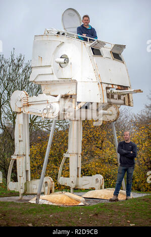 Ashburton, Devon, UK. 16 Nov 2018. La force n'a pas été avec un fan de Star Wars après conseil jobsworths lui a dit un £12000 lifesized réplique d'un scout walker impériale dans son domaine doit être retiré. Paul Parker a le modèle complexe de la sci fi matériel militaire dans le Retour du Jedi mis en place par le côté de l'A38 un mille à l'extérieur, Ashburton Devon. Il l'a mis là pour créer un point de repère local et point de discussion et de créer un intérêt pour le marché de la ville. Mais il était attristé pour recevoir une lettre d'application Teignbridge District Council disant qu'il avait 21 jours pour le retirer bec Banque D'Images