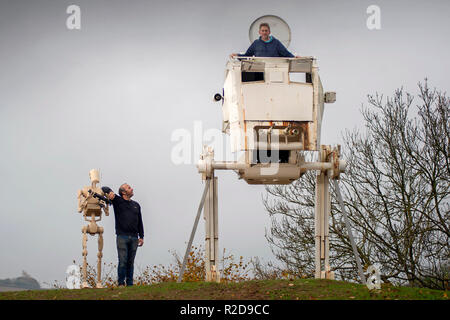 Ashburton, Devon, UK. 16 Nov 2018. La force n'a pas été avec un fan de Star Wars après conseil jobsworths lui a dit un £12000 lifesized réplique d'un scout walker impériale dans son domaine doit être retiré. Paul Parker a le modèle complexe de la sci fi matériel militaire dans le Retour du Jedi mis en place par le côté de l'A38 un mille à l'extérieur, Ashburton Devon. Il l'a mis là pour créer un point de repère local et point de discussion et de créer un intérêt pour le marché de la ville. Mais il était attristé pour recevoir une lettre d'application Teignbridge District Council disant qu'il avait 21 jours pour le retirer bec Banque D'Images